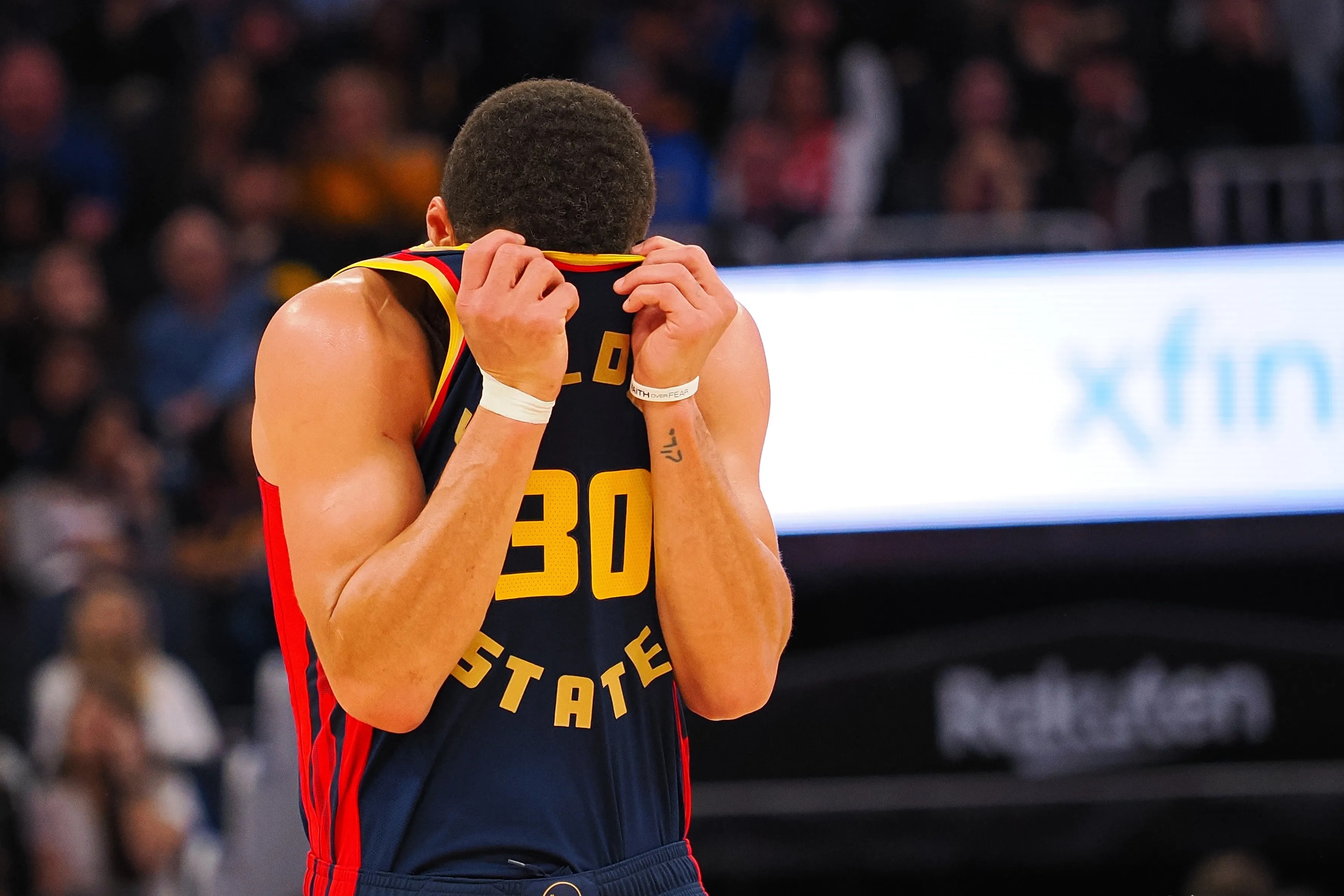 乐鱼体育库里在曼联比赛中战术调整，精彩发挥引发热议！的简单介绍